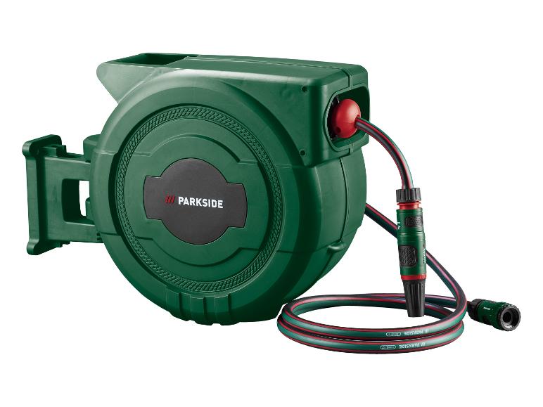 Dévidoir de tuyau d'arrosage vert avec tuyau et accessoires.
