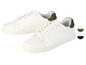 Des baskets blanches avec des accents verts ou bleus.