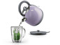 Une bouilloire violette Silvercrest verse de l'eau dans une tasse