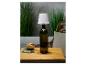 Lampe bouteille design avec abat-jour blanc, ambiance extérieure.