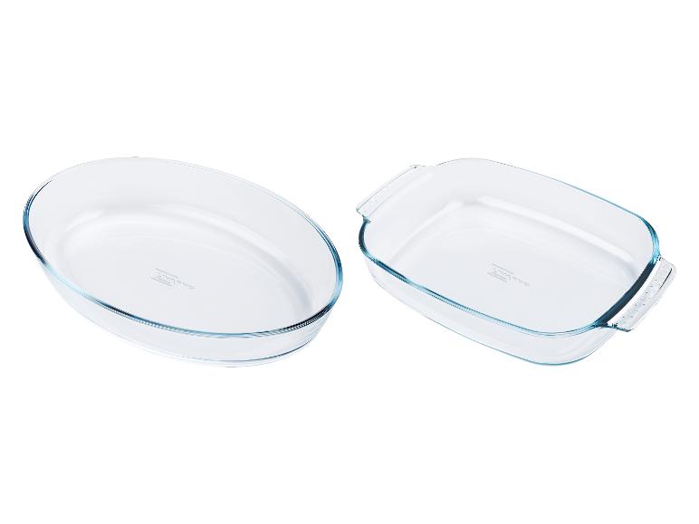 Deux plats Pyrex en verre : un ovale et un rectangulaire.
