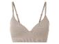 Un soutien-gorge beige sans couture avec des bretelles larges.