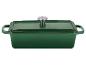 Cocotte rectangulaire en fonte verte avec couvercle et bouton argenté