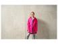 Une fille portant un imperméable rose