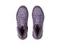 Des chaussures de randonnée violettes à lacets.