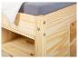 Lit en bois de pin avec matelas gris et couverture blanche moelleuse.