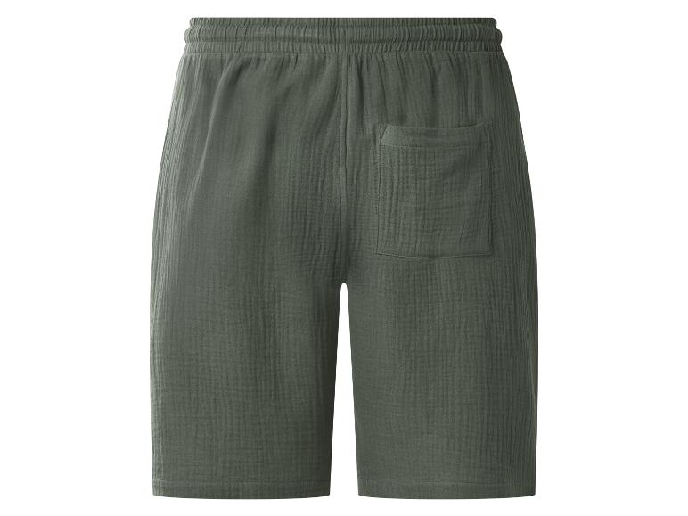 Short en coton vert foncé avec taille élastique et poche arrière.