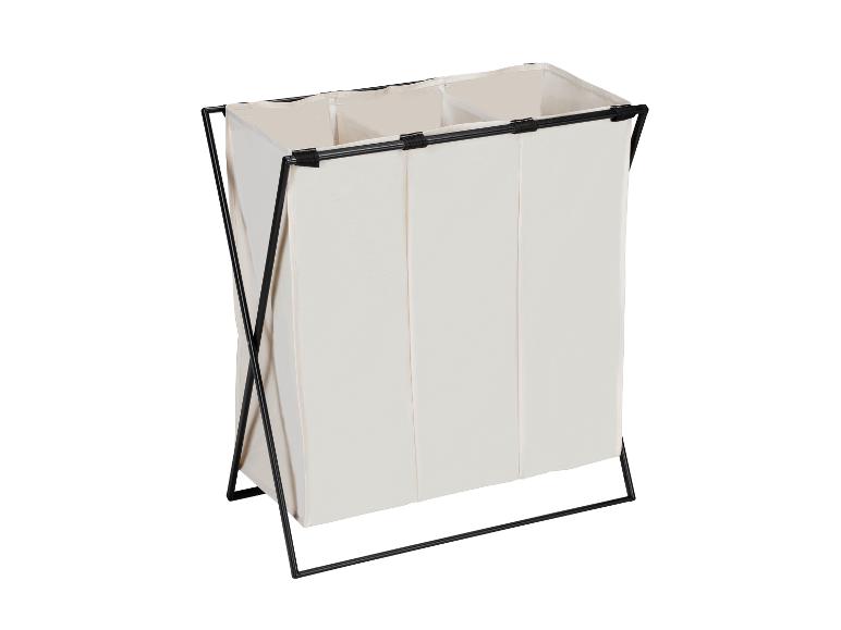 Un panier à linge en tissu beige à trois compartiments et structure métallique noire.