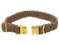 Collier pour chien marron en matière pelucheuse avec fermoirs métalliques dorés.