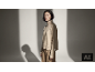 Femme en pull en maille col roulé beige et pantalon assorti