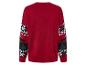 Un pull de Noël rouge avec un motif de Noël sur les manches.
