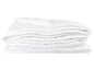 Une couette blanche pliée.