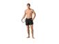 Homme en maillot de bain noir tenant un ballon de volley.