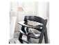 Chaise haute Tripp Trapp noire avec harnais de sécurité.