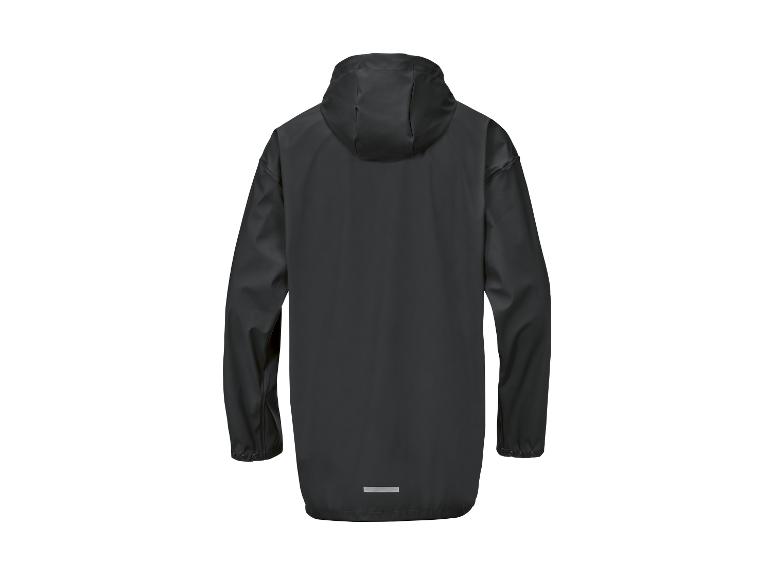 Un imperméable noir avec capuche.