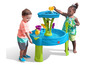 Deux enfants jouent avec une table à eau Step2 avec une cascade.