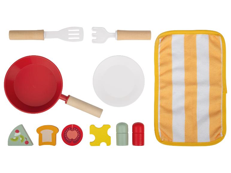 Jouets de cuisine avec une poêle, une assiette et des accessoires.