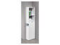 Armoire blanche avec des étagères pour les produits de nettoyage et un tiroir pour les chiffons.