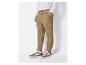 Pantalon cargo beige avec cordon de serrage et baskets blanches