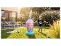 Garçon jouant avec un arroseur de jardin en forme de verre, avec un ballon et une serviette.