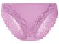 Sous-vêtements en dentelle couleur lilas.