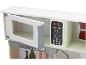 Cuisine de jeu en bois avec micro-ondes ouvert et panneau de commande.
