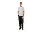 Homme en t-shirt blanc, pantalon de travail noir et chaussures de travail noires.