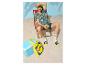 Homme en tenue de plage décontractée, se détendant sur une chaise longue avec un ananas.