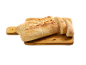 Pain fraîchement cuit sur une planche à découper en bois, partiellement tranché.