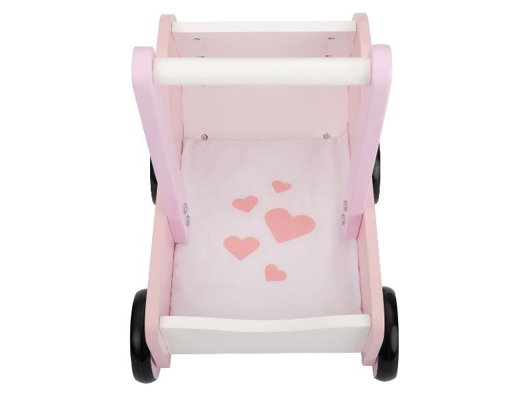 Poussette de poupée en bois rose avec cœurs et roues noires.