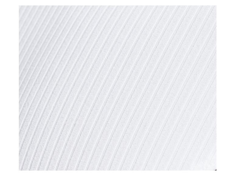 Gros plan sur un tissu blanc rayé.