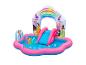 Centre de jeux gonflable sur le thème des princesses avec toboggan, piscine et jeu d'anneaux.