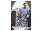 Un homme en t-shirt bleu et short beige assis dans un bateau.
