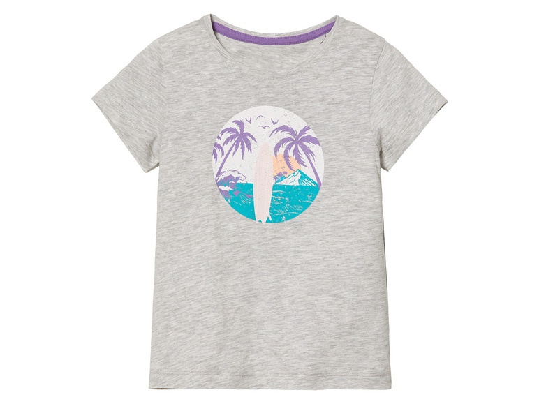 Un t-shirt gris avec un imprimé de planche de surf et de palmiers.