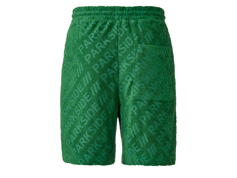 Short en tissu éponge vert avec motif texte répété.