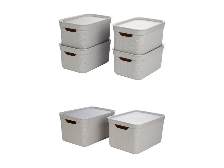 Quatre boîtes de rangement en plastique avec couvercles.