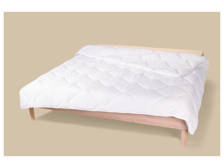 Couette chaude lavable LIVARNO®, 240 x 220 cm, sur un lit en bois