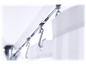 Détails d'un système de rail pour rideaux en tissu blanc.