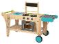 Cuisine en bois pour enfants avec cuisinière, four et évier.