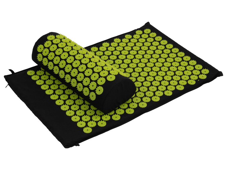 Un tapis et un rouleau d'acupression noirs avec des picots vert lime.
