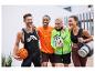 Quatre amis en vêtements de sport sourient et portent du matériel sportif.
