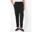Pantalon noir et mocassins : look élégant et décontracté.