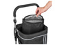 Un chariot d'achats noir avec un sac isotherme.