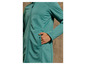 Une veste softshell verte avec une fermeture éclair et une capuche.