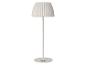 Lampadaire blanc avec abat-jour plissé et base ronde.