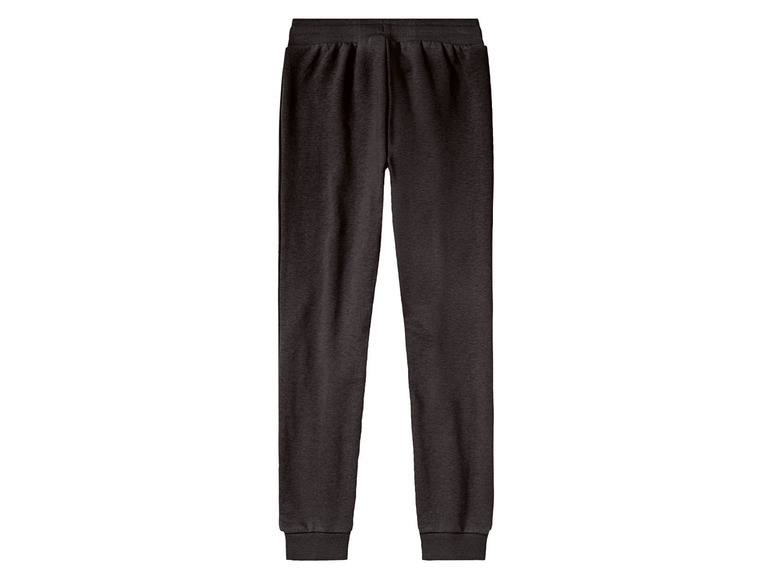 Un pantalon de survêtement noir.