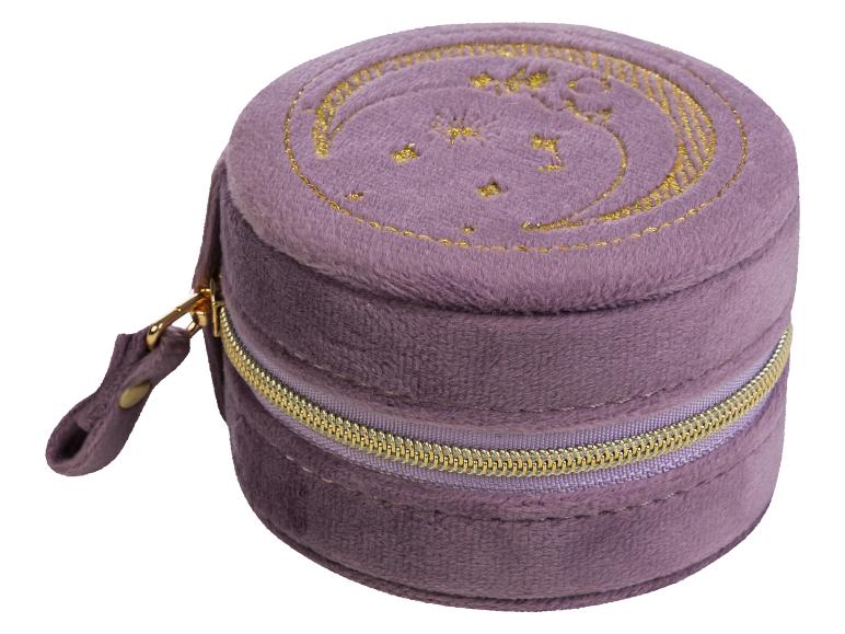 Une boîte en velours violet avec une fermeture éclair dorée et un autocollant de lune et d'étoiles.