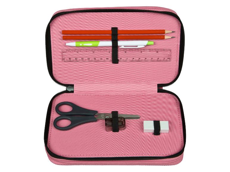 Trousse rose avec crayons, stylo, ciseaux, taille-crayon et gomme.