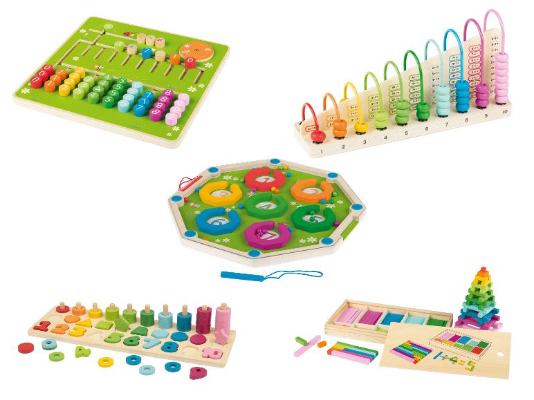 Une collection de jouets éducatifs en bois, comprenant un labyrinthe de chiffres, un boulier, un trieur de formes et des blocs de comptage.
