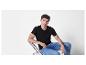 T-shirt noir et jeans bleus pour homme.